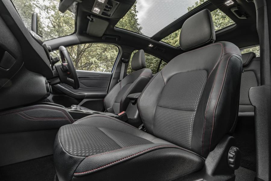 Интерьер Ford Focus ST-Line 2018 года  (UK) (фото 16 из 42)